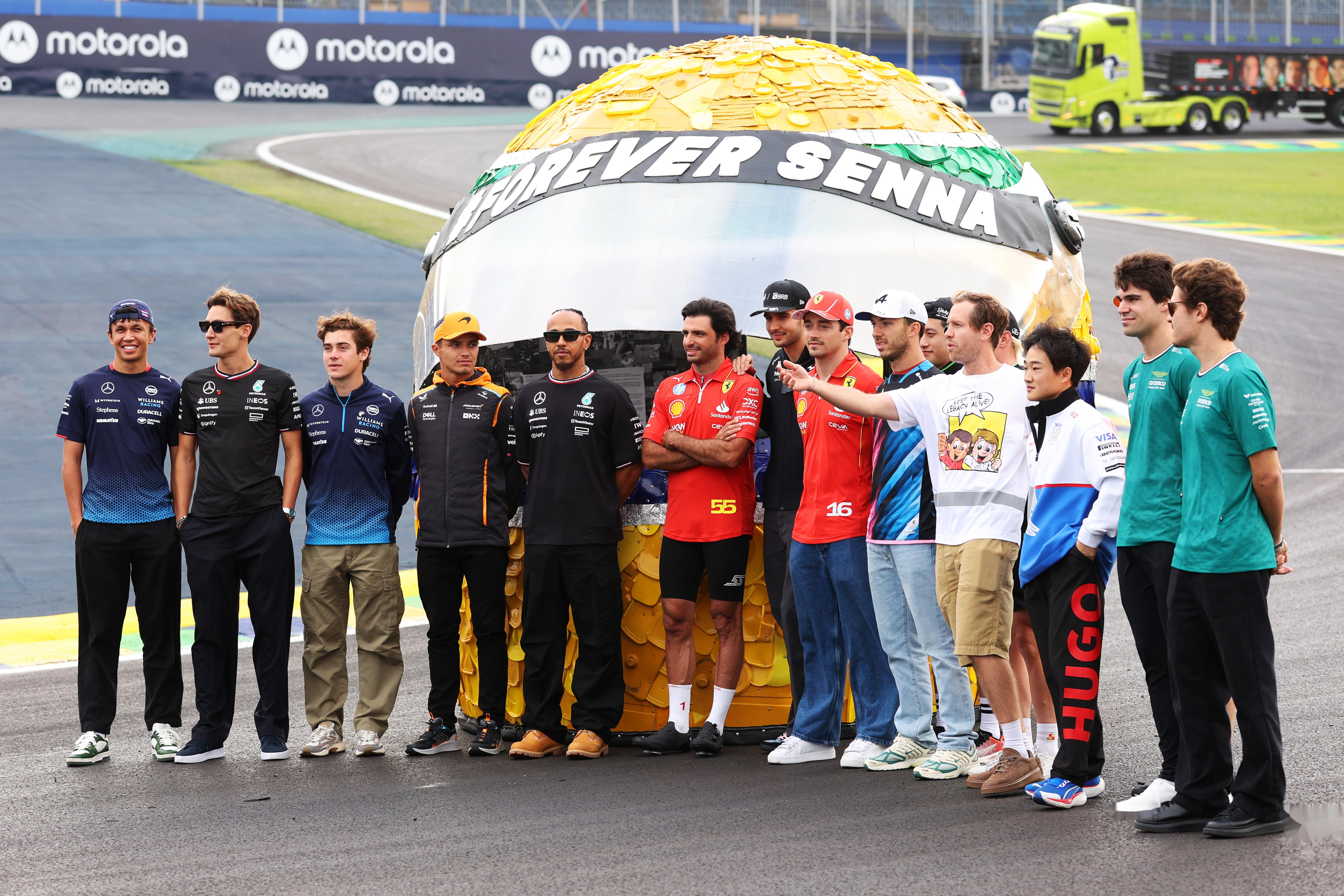 包含阿斯顿马丁横扫红牛车队，塞恩斯刷新纪录的词条