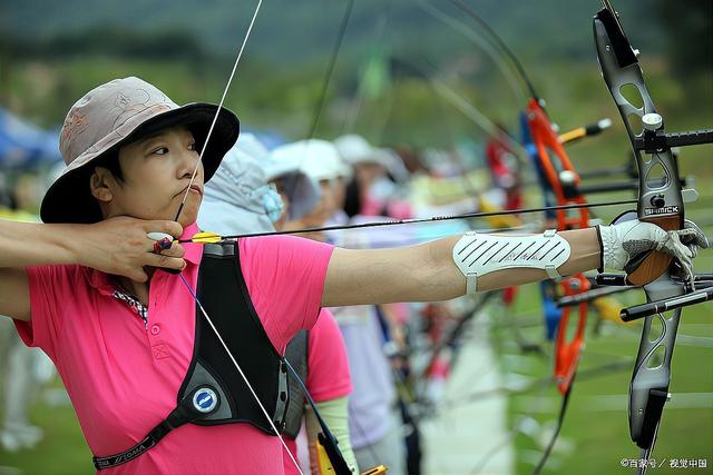 射箭赛事中展现实力，选手准确无误打中靶心的简单介绍