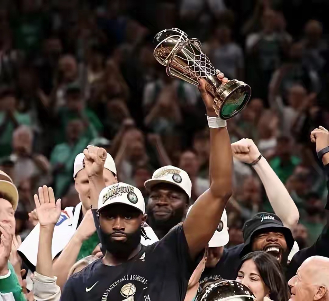 包含凯尔特人后卫刷爆数据引领球队胜利的词条