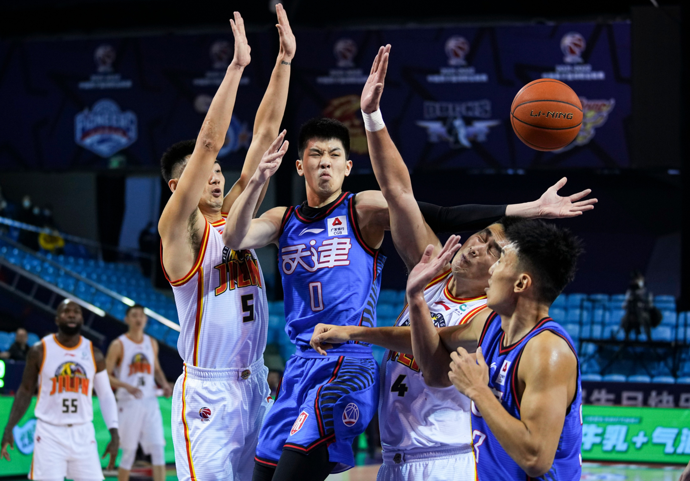 吉林队轻取广东队，西亚卡姆统治全场