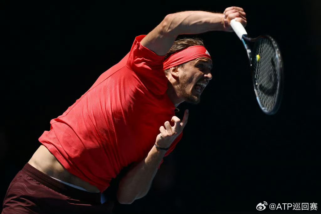 意大利网球队鏖战西班牙网球队，兹维列夫制霸全场的简单介绍