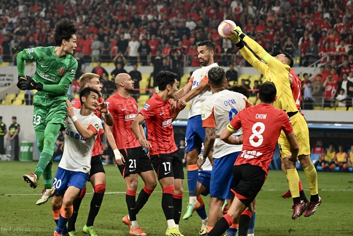 足球赛事中惊险瞬间诸弈众星的简单介绍